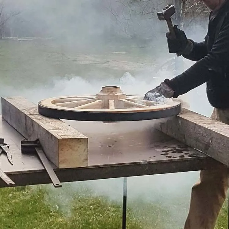 Montering av den heta järnringen på vagnshjulet